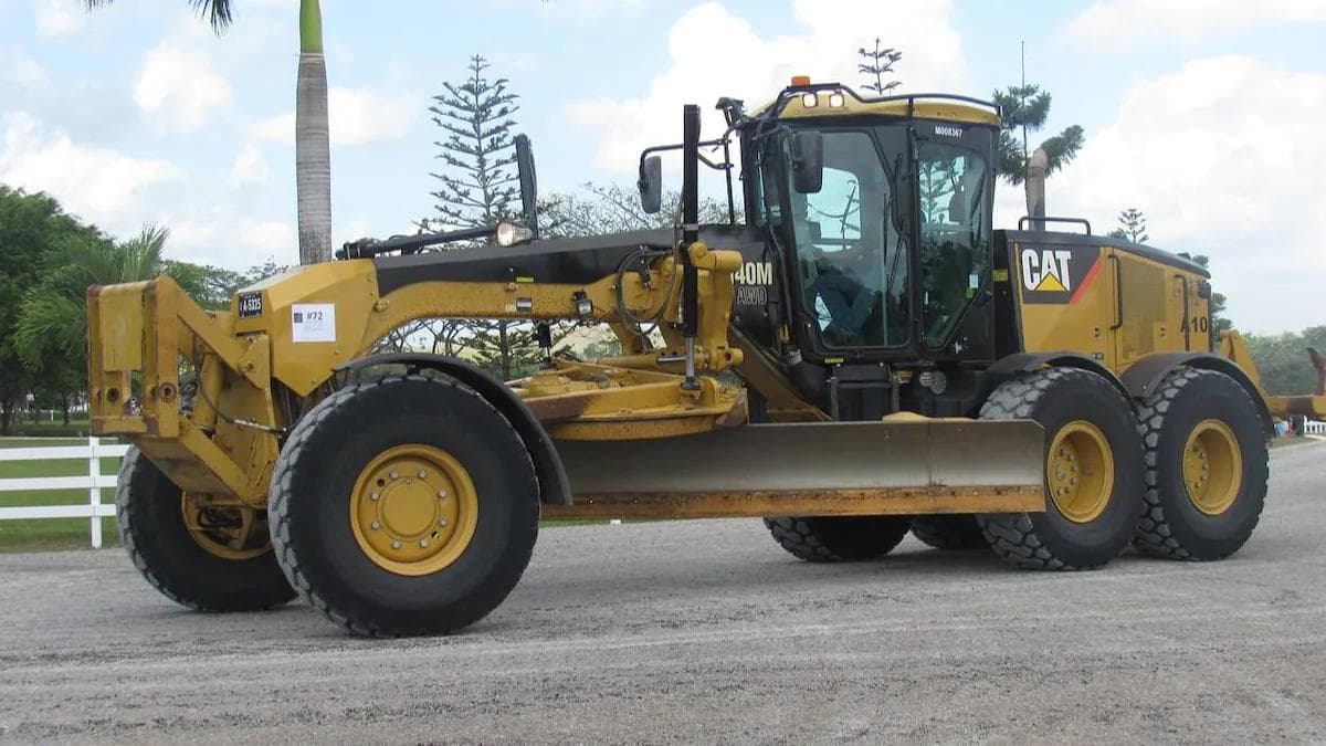 Bulldozer D7 et Komatsu