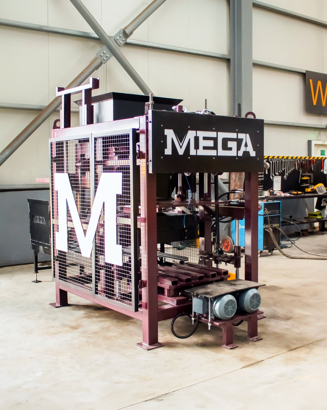 MACHINE DE PRODUCTION DE PARPAINGS ET DE PAVÉS EN BÉTON (SET)