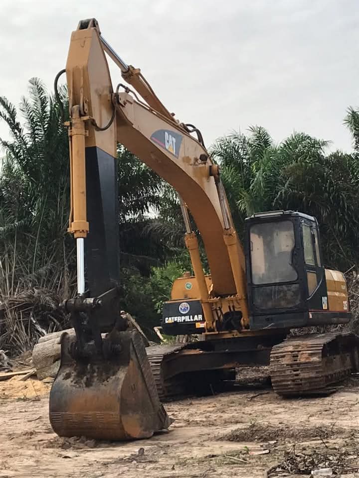 Pelle caterpillar et Komatsu