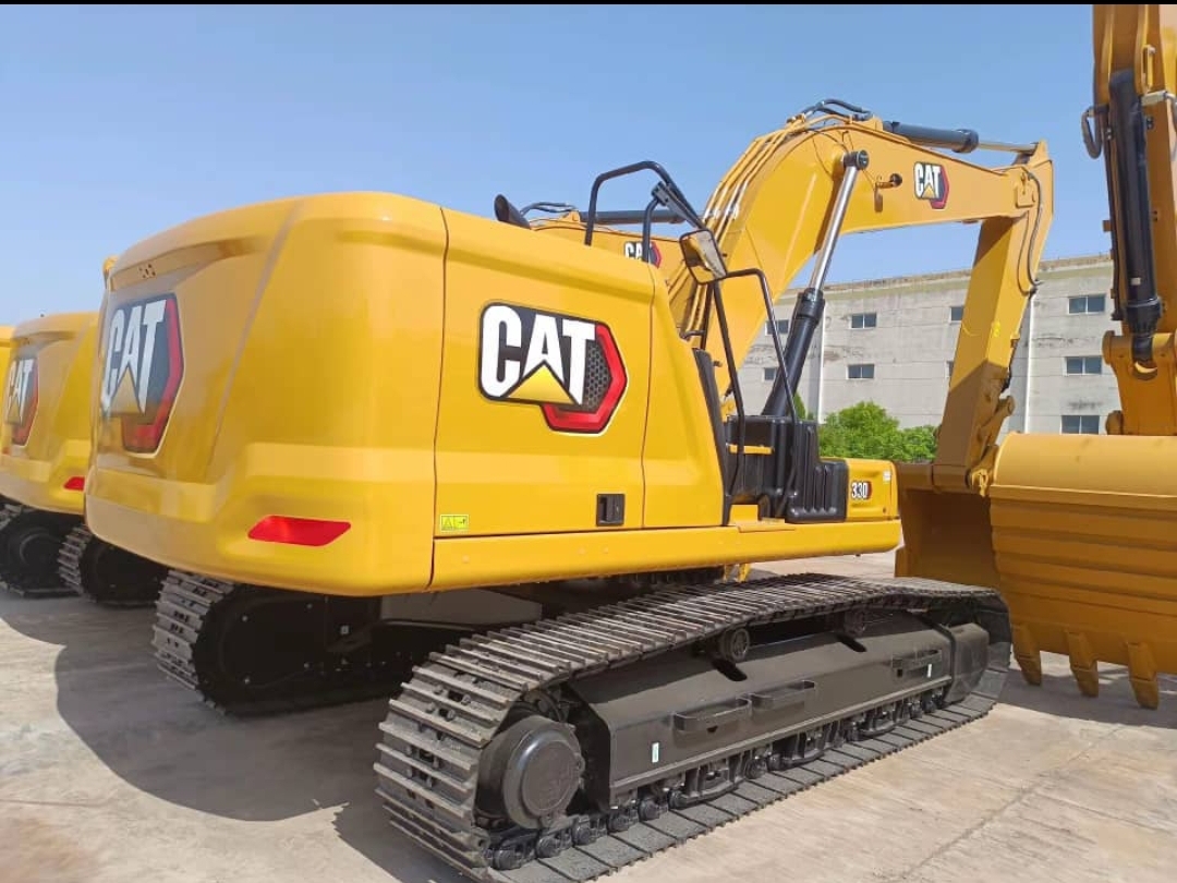 Pelle caterpillar et Komatsu