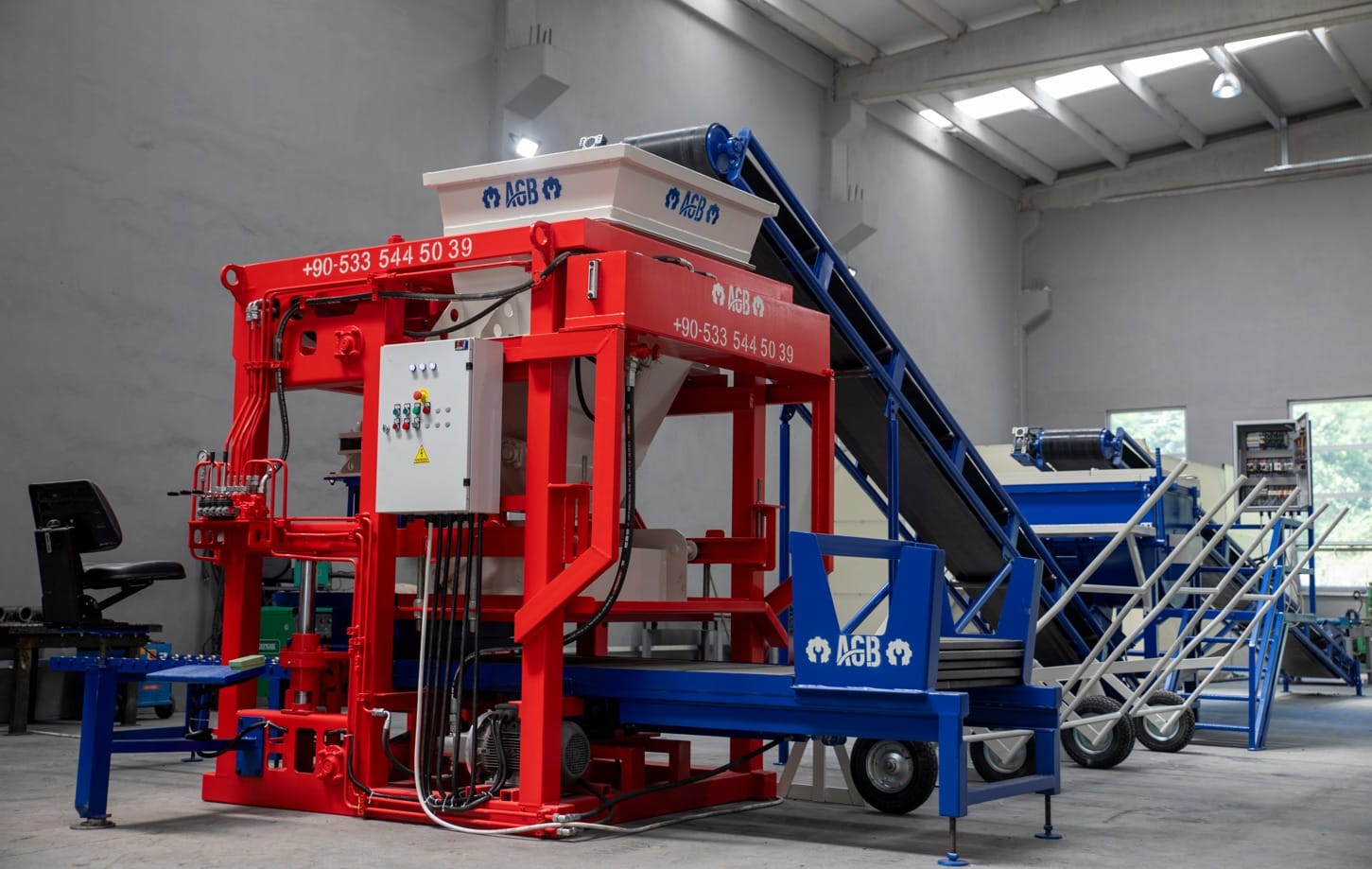 Machine à Parpaings (Pavés, Bordures, etc.).