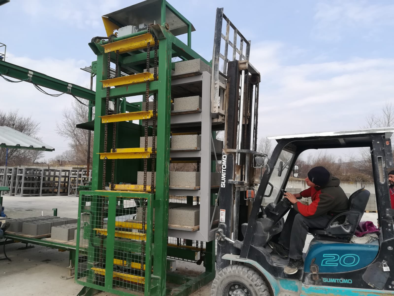 MACHINE À PARPAING ET PAVE SEMI-AUTOMATIQUE À VENDRE