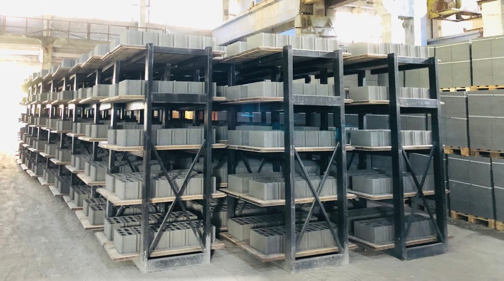 MACHINE À PARPAING ET PAVE SEMI-AUTOMATIQUE À VENDRE