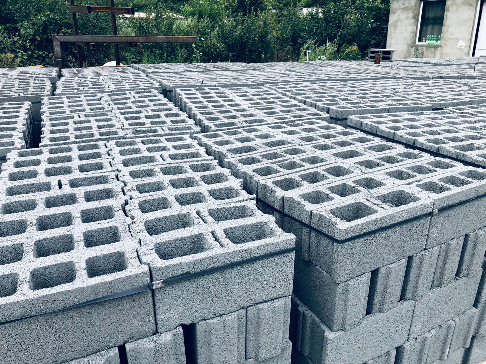 MACHINE À PARPAING ET PAVE SEMI-AUTOMATIQUE À VENDRE